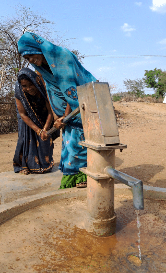 गर्मी के मौसम में पिपराना गांव का हैंडपंप एक बर्तन भरने के लायक भी पानी नहीं देता।