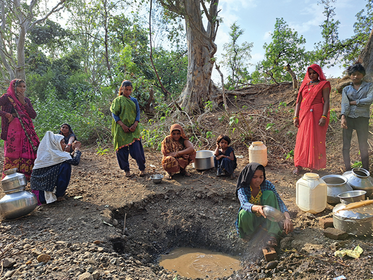 पिपराना गांव के लोग डेढ़ किमी दूर एक झिरी से पानी भरकर लाते हैं।