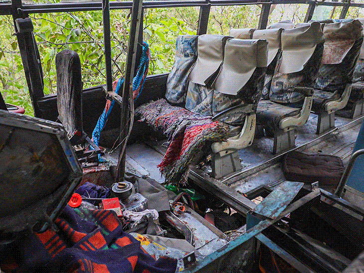 रविवार को रात 8:10 बजे तक स्थानीय लोगों की मदद से पुलिस ने यात्रियों को बाहर निकाला था। - Dainik Bhaskar