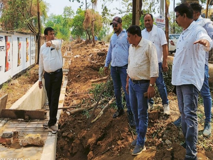 समय पर काम पूरा करने के लिए ठेकेदार कौ लगाई फटकार