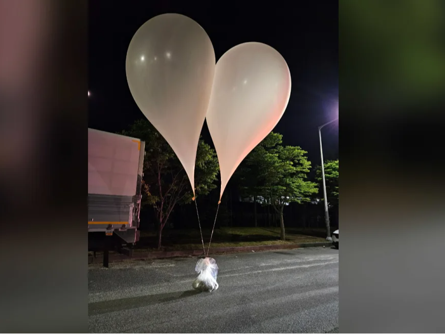 नॉर्थ कोरिया ने साउथ कोरिया के कई शहरों में कचरे वाले बैलून भेजे हैं।