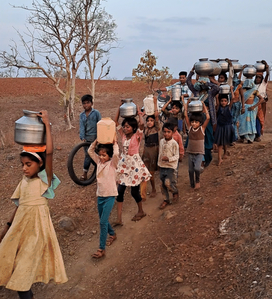 बुरहानपुर के आदिवासी इलाकों में पानी भरने के लिए महिलाओं के साथ उनके बच्चे भी जाते हैं।