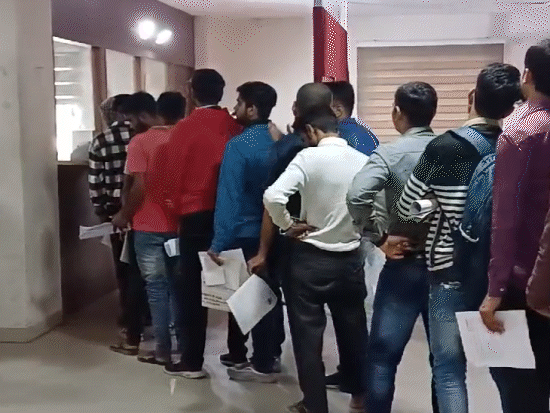 The server went down again, license applicants have been making rounds for  two days | RTO भोपाल में फिर डाउन हुआ सर्वर: 2 दिन से चक्कर काट रहे आवेदक,  3 महीने में