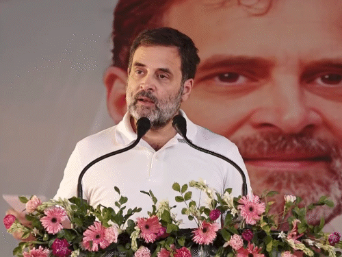 राहुल ने कहा कि PM मोदी ने संविधान को माथे से लगाया था।