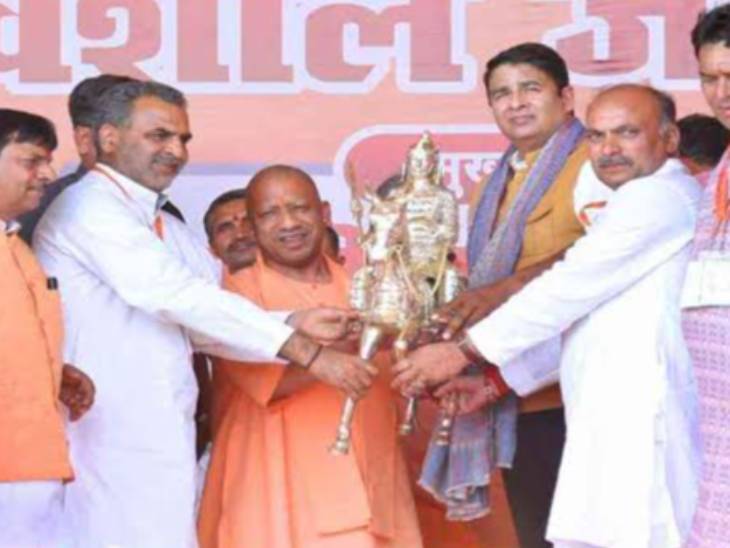 यह 11 अप्रैल में मेरठ के सरधना में हुई सीएम योगी की जनसभा की तस्वीर है। तब आखिरी बार डॉ. संजीव बालियान और संगीत सोम साथ दिखे थे।