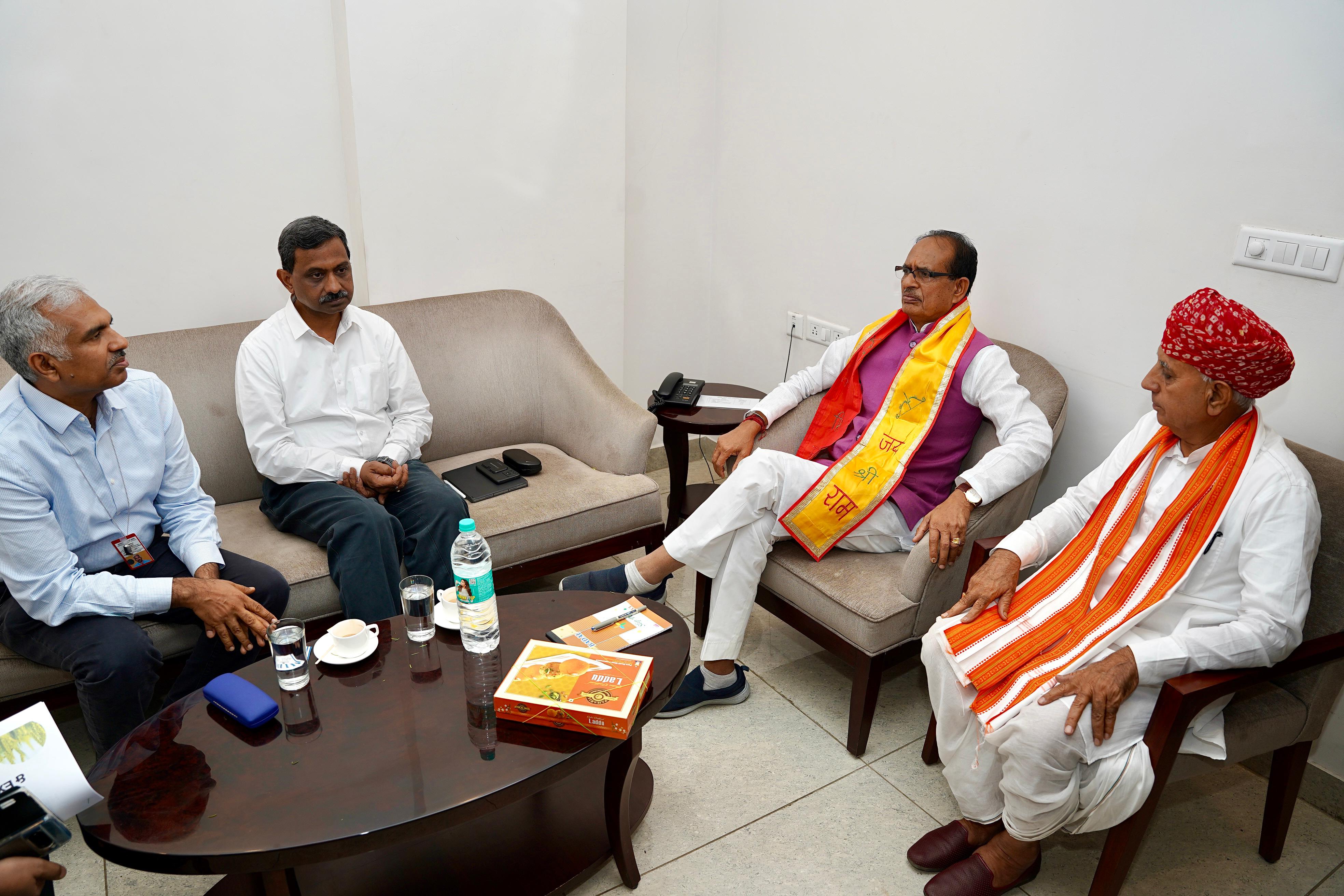 कृषि मंत्रालय के सचिव मनोज आहूजा और ग्रामीण विकास मंत्रालय के सचिव शैलेंद्र सिंह के साथ शिवराज की अनौपचारिक बैठक। वे 11 जून को सुबह दोनों मंत्रालय का कामकाज संभालेंगे।