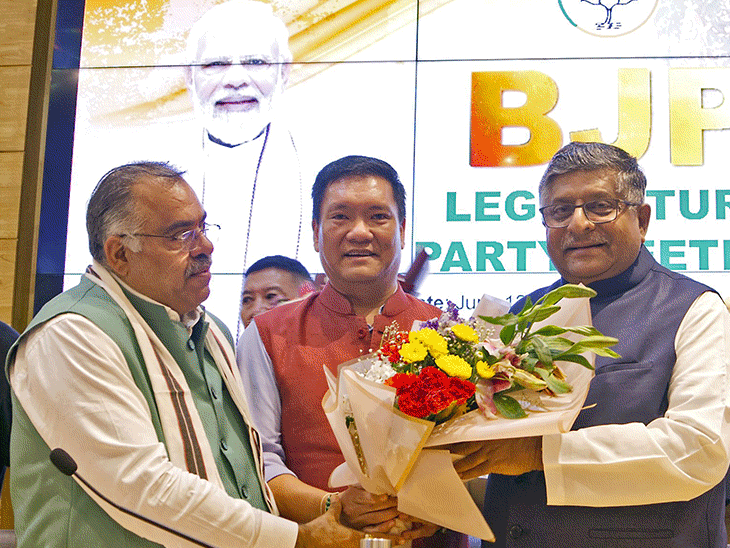 अरुणाचल प्रदेश में पेमा खांडू को बुधवार को विधायक दल का नेता चुना गया। - Dainik Bhaskar