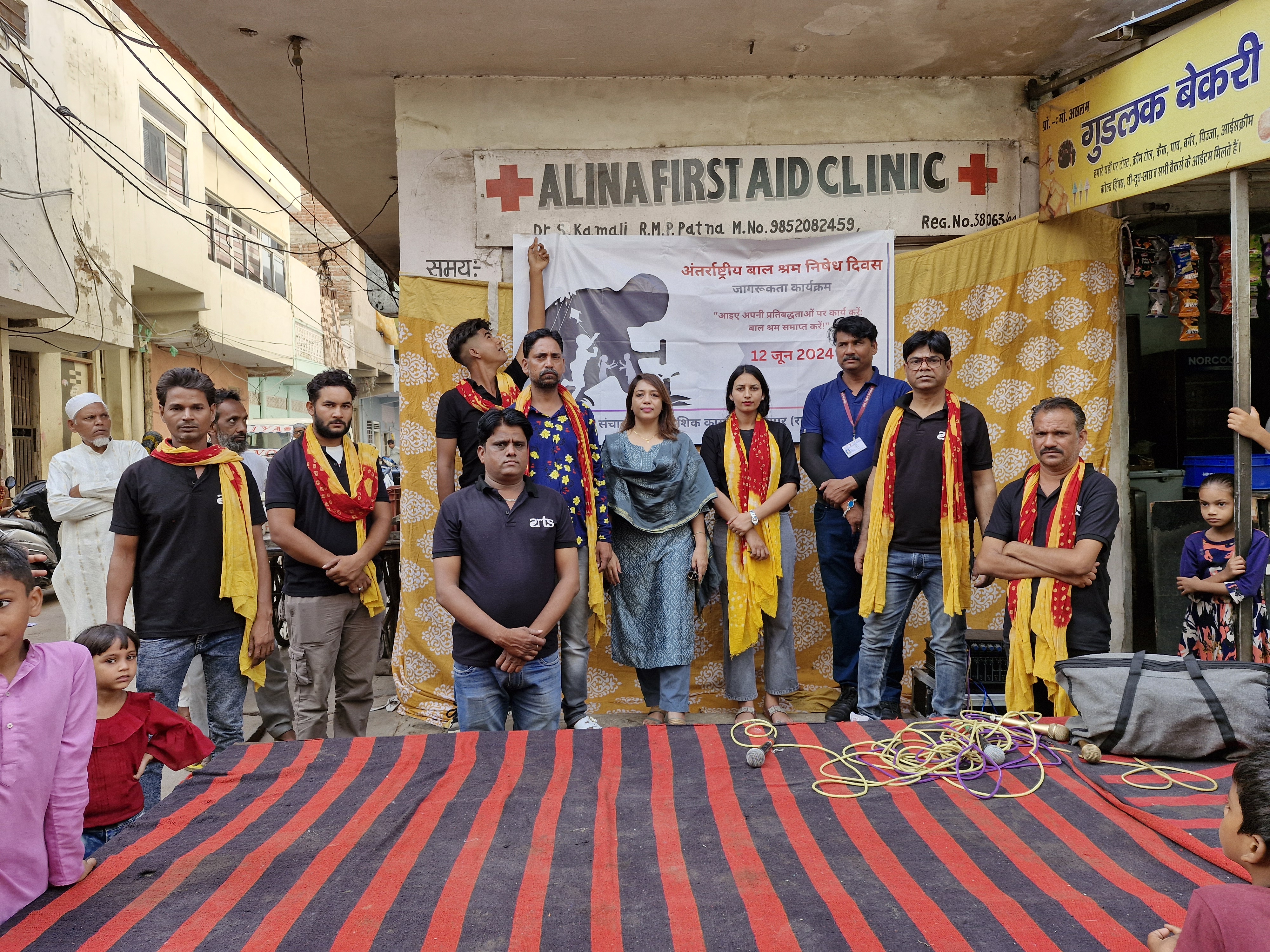 अलसना रंग थिएटर सोसायटी के कलाकारों ने हंसते-हंसाते आम जनता को बाल मजदूरी बच्चों से करवाना कानून अपराध है का मैसेज दिया।