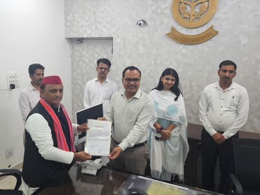 यह फोटो 5 जून की है, जब अखिलेश ने कन्नौज जाकर जीत का सर्टिफिकेट लिया था।