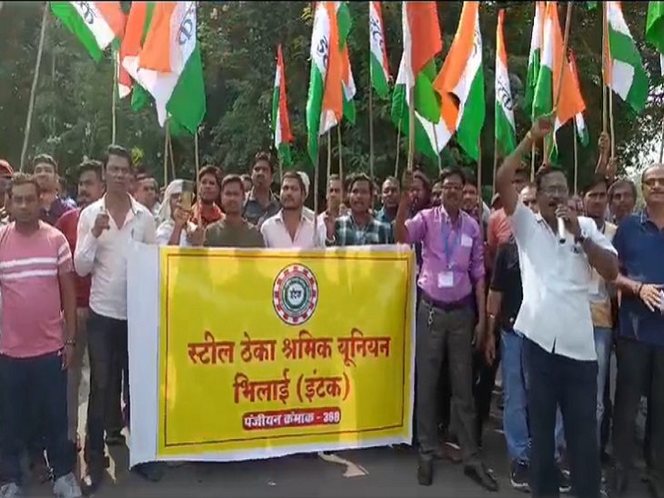 धरना प्रदर्शन करते मजदूर यूनियन के लोग - Dainik Bhaskar