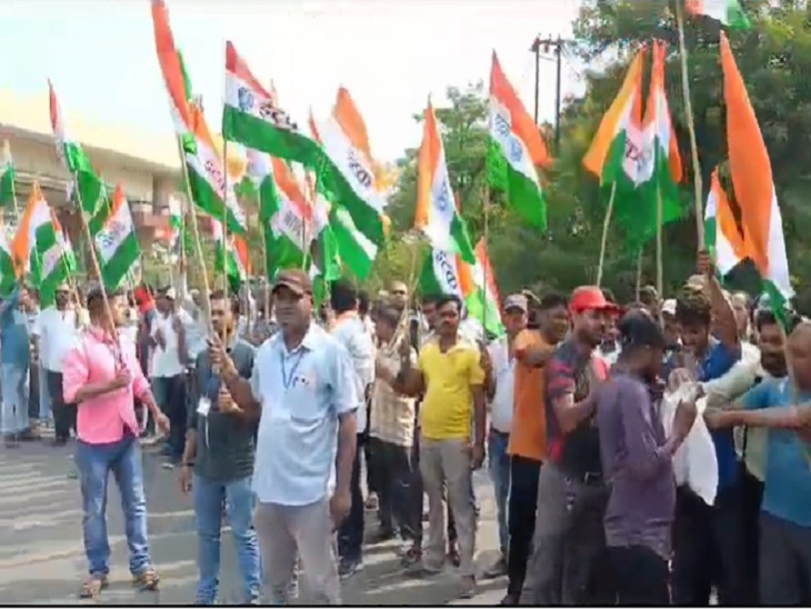 मुर्गा चौक पर सैकड़ों की संख्या में जमा होकर बीएसपी श्रमिक ने जताया विरोध