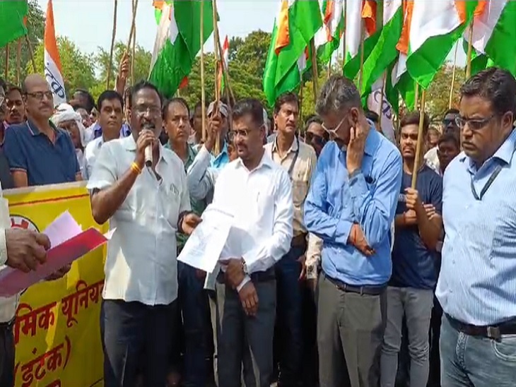 बीएसपी अधिकारियों के सामने अपनी मांगो को रखते यूनियन के नेता