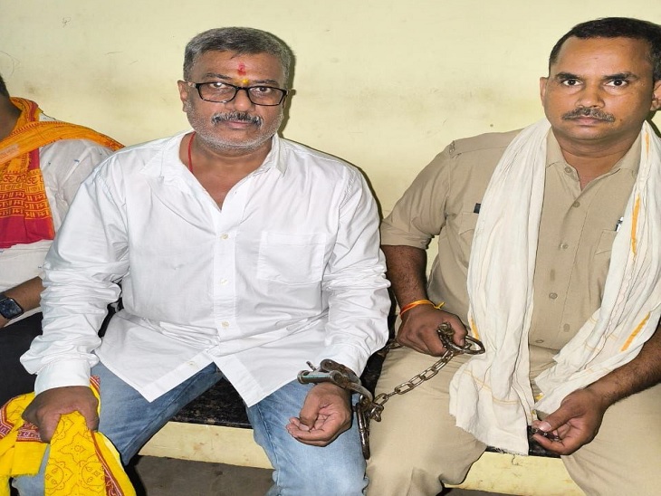 जामुल पुलिस की गिरफ्त में विक्की शर्मा। - Dainik Bhaskar