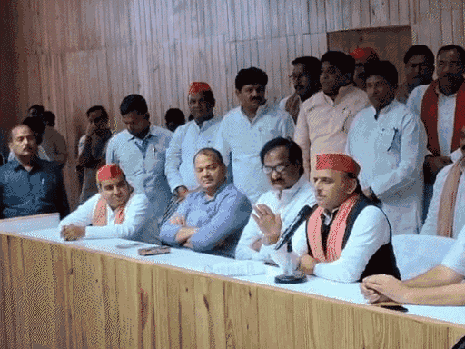 अखिलेश यादव ने सैफई में प्रेस कॉन्फ्रेंस कर विधायकी छोड़ने का ऐलान किया था।