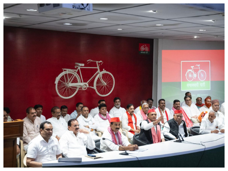 सपा प्रमुख अखिलेश यादव ने बुधवार को पार्टी कार्यालय में सपा-नेताओं कार्यकर्ताओं को संबोधित किया।