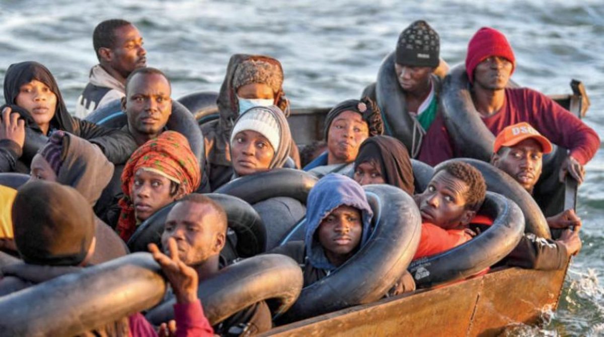 यमन में जंगली इलाका अधिक होने से सड़क कम बने हैं। इस वजह से लोग नाव से सफर करते हैं।(फाइल)