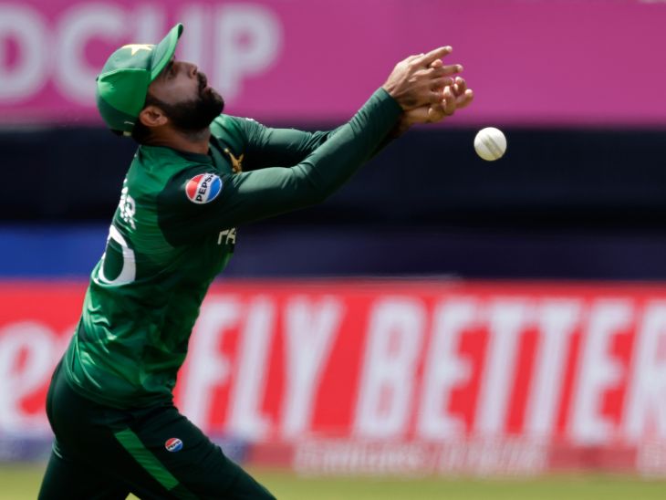 कैच का प्रयास करते फखर जमान।