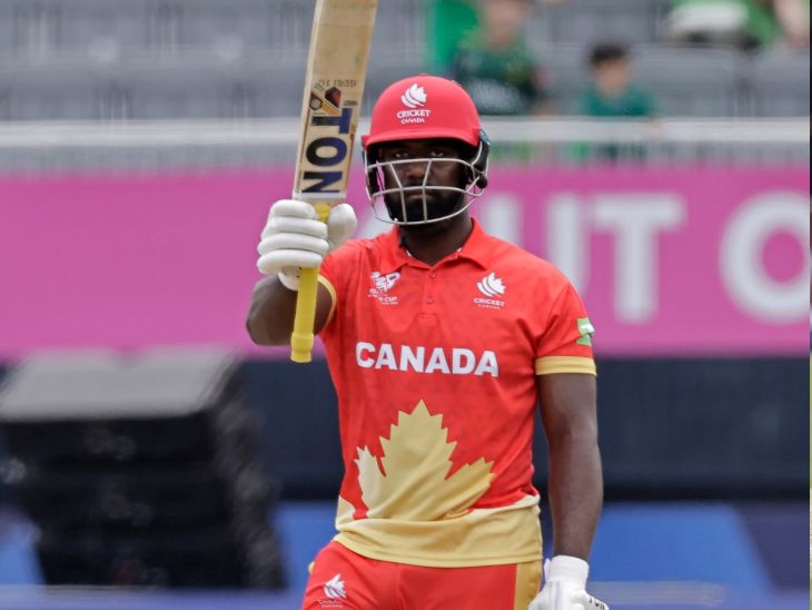 आरोन जॉनसन फिफ्टी लगाकर सेलिब्रेट करते हुए।