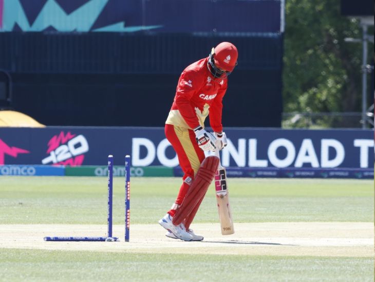 आमिर ने 4 ओवर में 13 रन देकर 2 विकेट लिए।