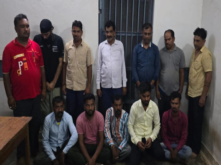 छत्तीसगढ़ के दुर्ग जिले में पुलिस ने सोमवार रात जुए के फड़ पर छापेमारी की। मौके से पुलिस ने 12 जुआरियों को रंगेहाथों पकड़ा है।