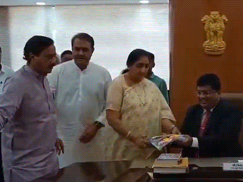 महाराष्ट्र के उपमुख्यमंत्री अजित पवार की पत्नी सुनेत्रा पवार गुरुवार (13 जून) को मुंबई के विधान भवन पहुंचकर राज्यसभा सीट के लिए नामांकन दाखिल किया। - Dainik Bhaskar