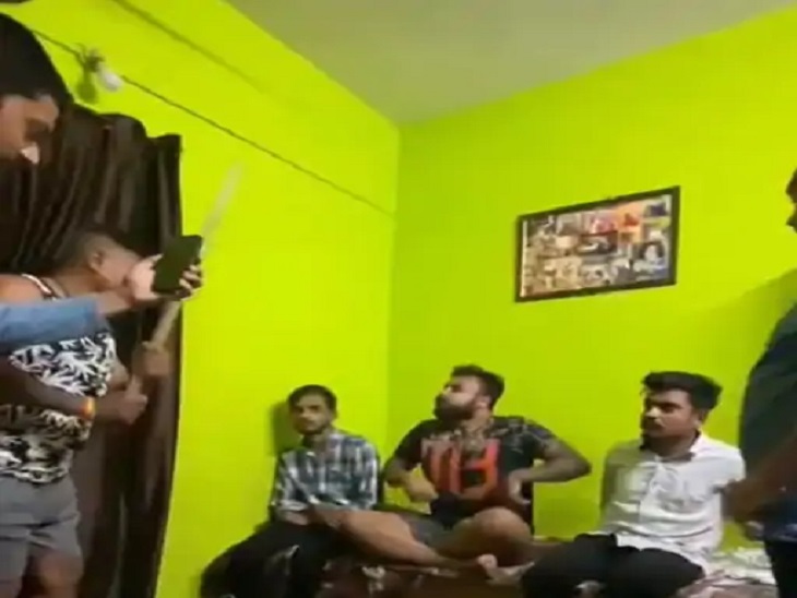 इस तरह लड़कों को घर में बंधक बनाकर पीटा गया।