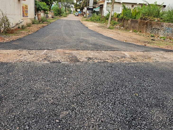 गलती का अहसास होने पर फिर से तार फेंसिंग हटाकर बनाई नई रोड।