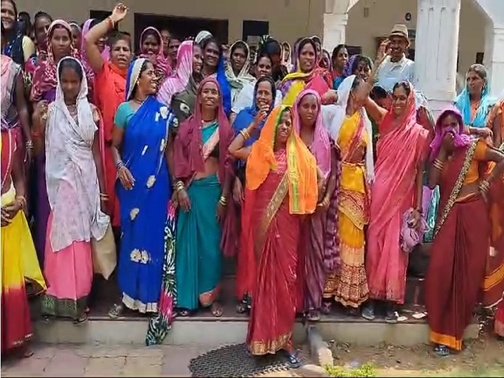 जनपद पंचायत पाटन में प्रदर्शन करते मजूदर - Dainik Bhaskar