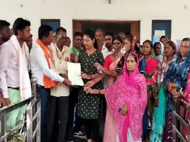 अतरिक्त जनपद पंचायत सीईओ को सौंपा ज्ञापन