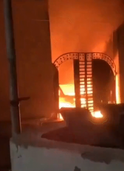 आग पलभर में पूरे मकान में फैल गई। परिवार घर के अंदर फंस गया। लोग बचाने के लिए चीखते रहे।