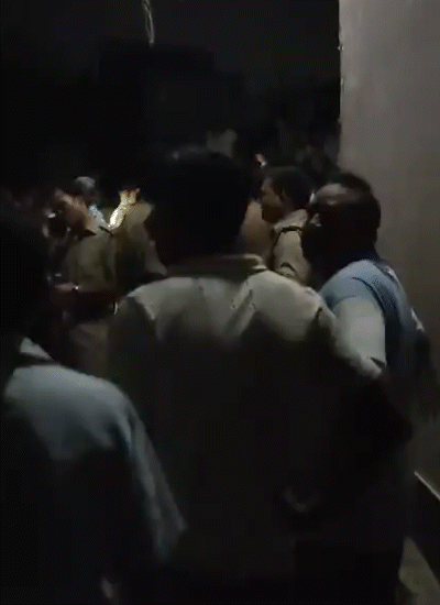 ग्रामीणों की सूचना पर फायर ब्रिगेड की टीम पहुंची, लेकिन गलियां संकरी थी। इसलिए घटनास्थल तक पहुंचे में काफी समय लग गया।