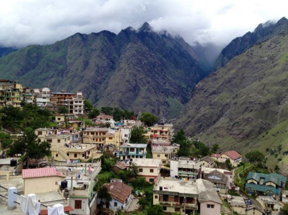 जोशीमठ से बद्रीनाथ, माणा, फूलों की घाटी और हेमकुंड के लिए रास्ता जाता है।