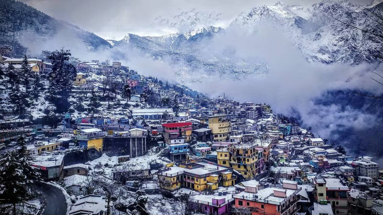 जोशीमठ से बद्रीनाथ, माणा, फूलों की घाटी और हेमकुंड के लिए रास्ता जाता है।