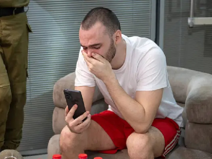 हमास की कैद से छुटने के बाद भी एंड्री कोजलोव सदमे में है। - Dainik Bhaskar