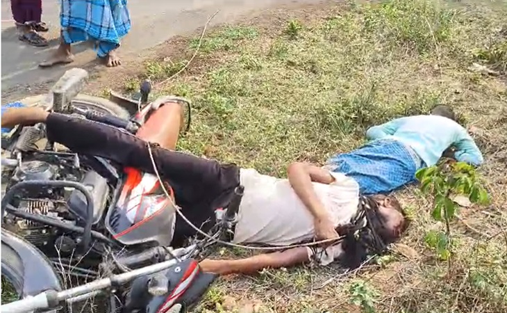 रायगढ़ में तेज आंधी के चलते बाइक पर हाईटेंशन तार गिरने से दो युवकों की मौत हो गई।