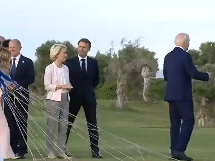 बाइडेन दूसरे नेताओं से अलग दूसरी दिशा में जाते हुए।