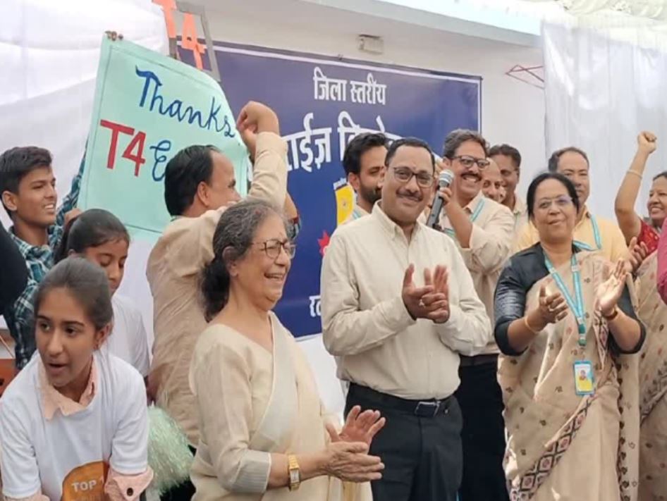 टॉप 10 लिस्ट में शामिल होने के बाद सीएम राइज स्कूल में जश्न मनाते टीचर्स और स्टूडेंट्स।