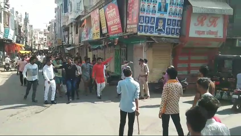 हिंदू संगठन के पदाधिकारी और कार्यकर्ताओं ने जावरा को बंद करा दिया।