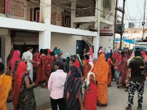 कैमूर के सीएसपी सेंटर पर खाता खुलवाने महिलाएं एक साथ पहुंच गईं। - Dainik Bhaskar