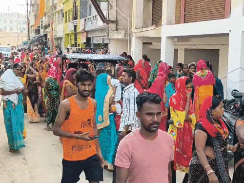 सीएसपी सेंटर पर महिलाओं की भारी भीड़ उमड़ी।