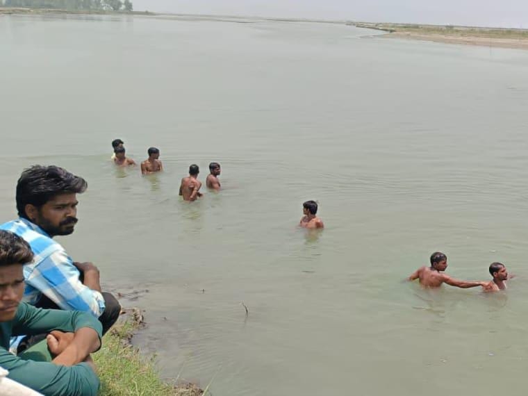 A young man who went to take a bath in Sharda river with his friends ...