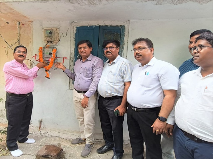 जिले में हुई स्मार्ट प्रीपेड मीटर लगाने की शुरूआत - Dainik Bhaskar