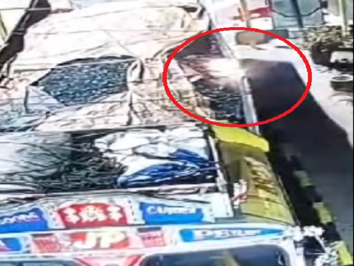 ट्रक में भरे कोयले में लगी आग - Dainik Bhaskar