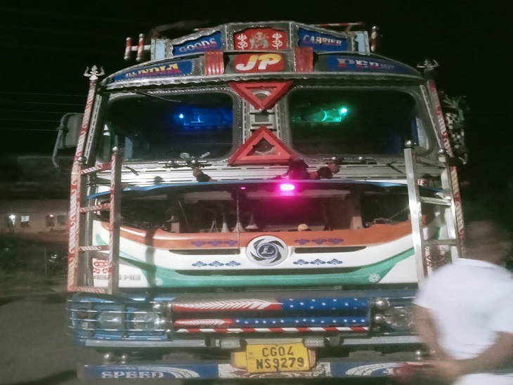 वह ट्रक जिसमें लगी आग