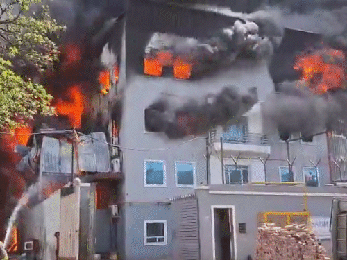 Ghaziabad, chemical factory, fire | updates video | गाजियाबाद में केमिकल  फैक्ट्री में आग, धमाके: 3 फैक्ट्रियां जलकर राख; 12 खाली कराई गईं; दमकल की  18 गाड़ियां 100 फेरे ...