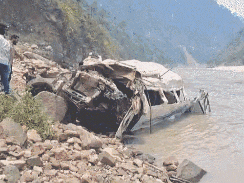हादसा रुद्र प्रयाग जिले के रैंतोली के पास हुआ। ट्रैवलर में सवार यात्री बद्रीनाथ दर्शन करने जा रहे थे। - Dainik Bhaskar