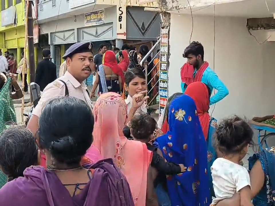 महिलाओं को समझाती पुलिस।