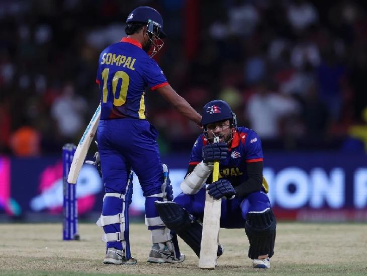 मैच हारने के बाद नेपाल के सोमपाल कामी और गुलशन झा भावुक हो गए।