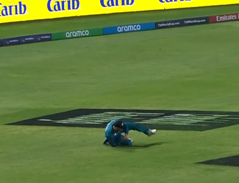 ग्लेन फिलिप्स ने पकड़ा नाकरानी का कैच। नाकरानी 12 बॉल पर 4 रन बनाकर आउट हुए।