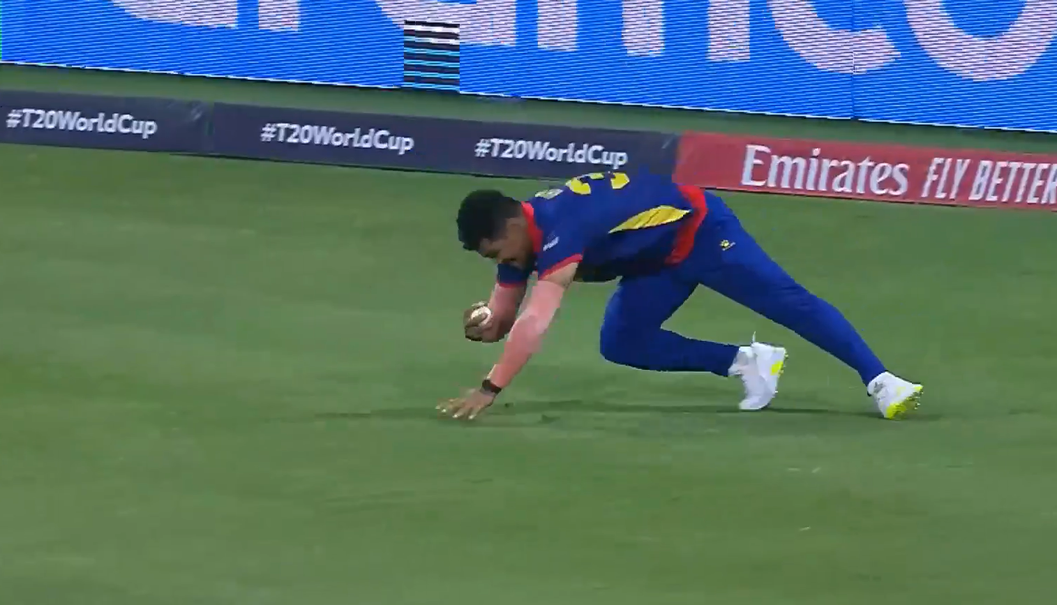 करण छेत्री ने लिया क्लासन का जगलिंग कैच।